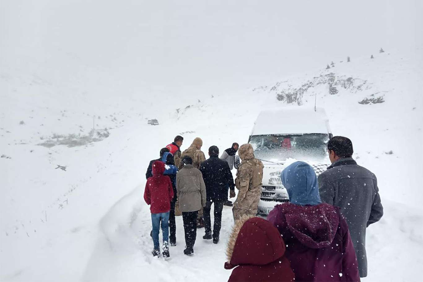 Bitlis'te karda mahsur kalan köy öğrencileri kurtarıldı Bitlis'te karda mahsur kalan köy öğrencileri kurtarıldı
